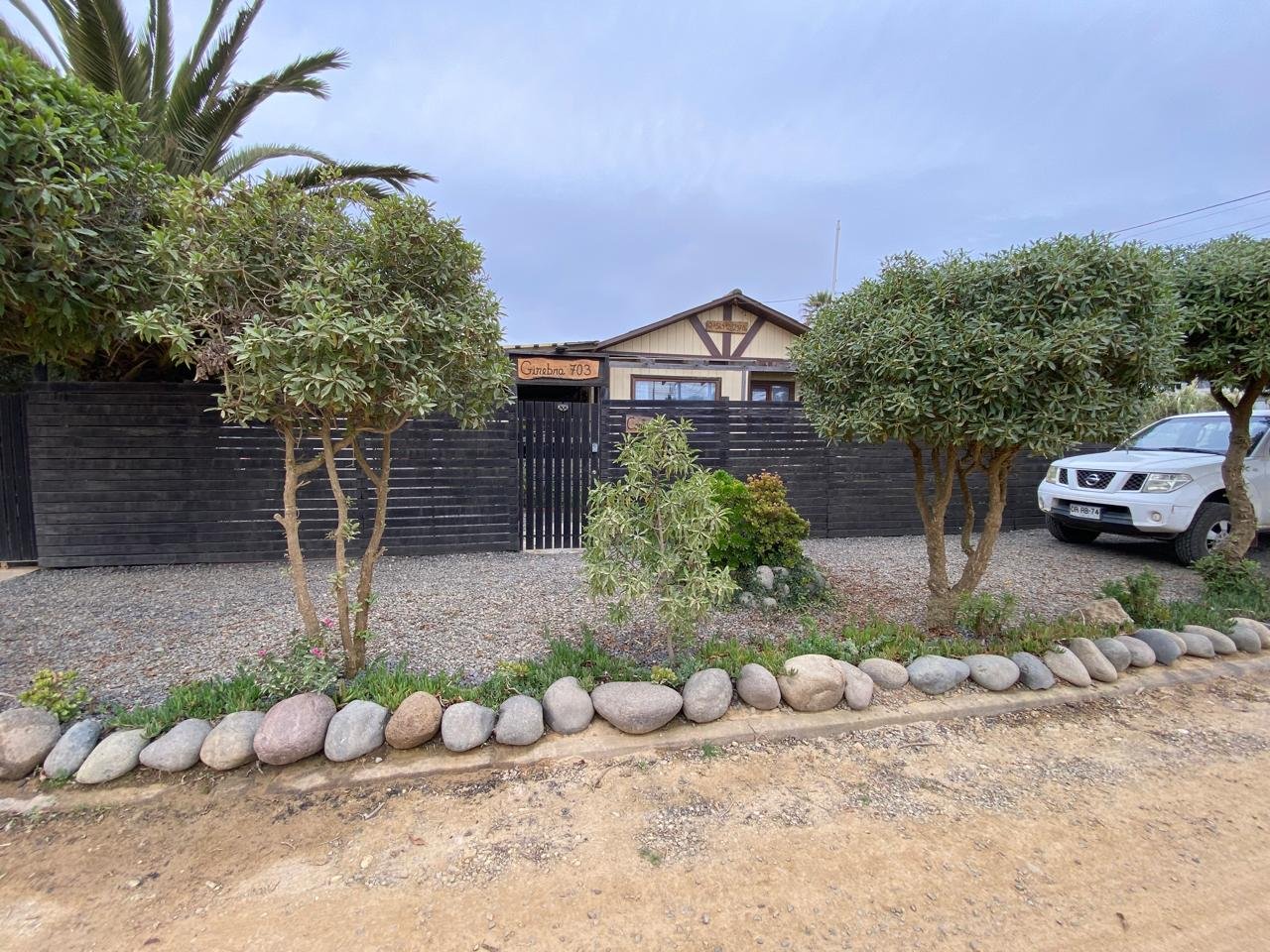 Patio con sillas, mesas y distintas áreas de descanso