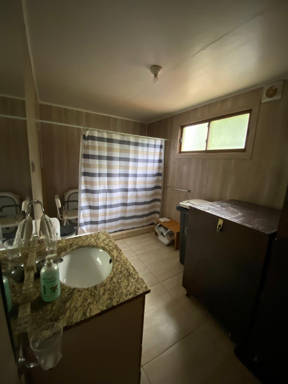 Baño amplio con ducha y vanitorio