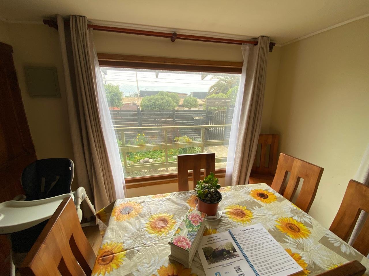 Detalle del comedor junto a gran ventanal