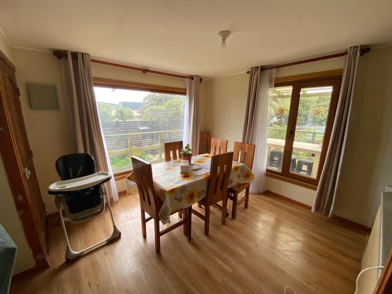 Comedor luminoso con ventanales y mesa para compartir